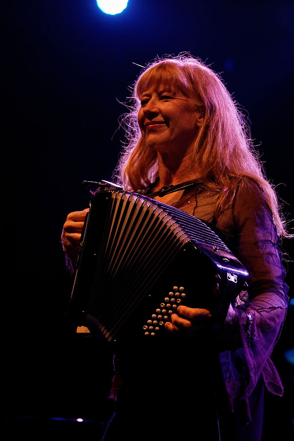 Photo - Festival de Cornouaille 2012 - Loreena McKennitt en concert le 26 juillet - 015 » par Thesupermat — Travail personnel. Sous licence Creative Commons Attribution-Share Alike 3.0 via Wikimedia Commons