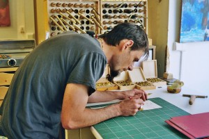 Auto-édition : Julie Kertesz - Artisan de Paris 18e, relieur de livres